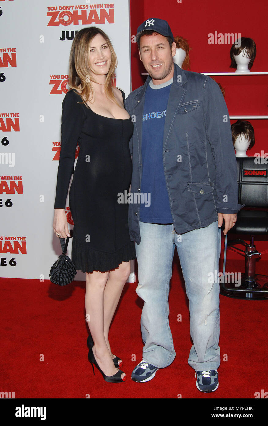Adam Sandler et sa femme - Vous Don't Mess With ZOHAN Premiere au Chinese Theatre de Los Angeles. toute la longueur de contact avec les yeux sourire pregnante SandlerAdam  03 femme 003 cas à Hollywood Life - Californie, Red Carpet Event, USA, Cinéma, Célébrités, photographie, Bestof, Arts, Culture et divertissement, Célébrités, Mode de vie meilleure, Hollywood, événement dans la vie d'Hollywood, Californie - Tapis rouge et en coulisses, musique, célébrités, Topix en couple, en famille (mari et femme) et les enfants - les enfants, frères et sœurs, tsuni@Gamma-USA.com Tsuni enquête de crédit / USA, 2006 à 2009 Banque D'Images