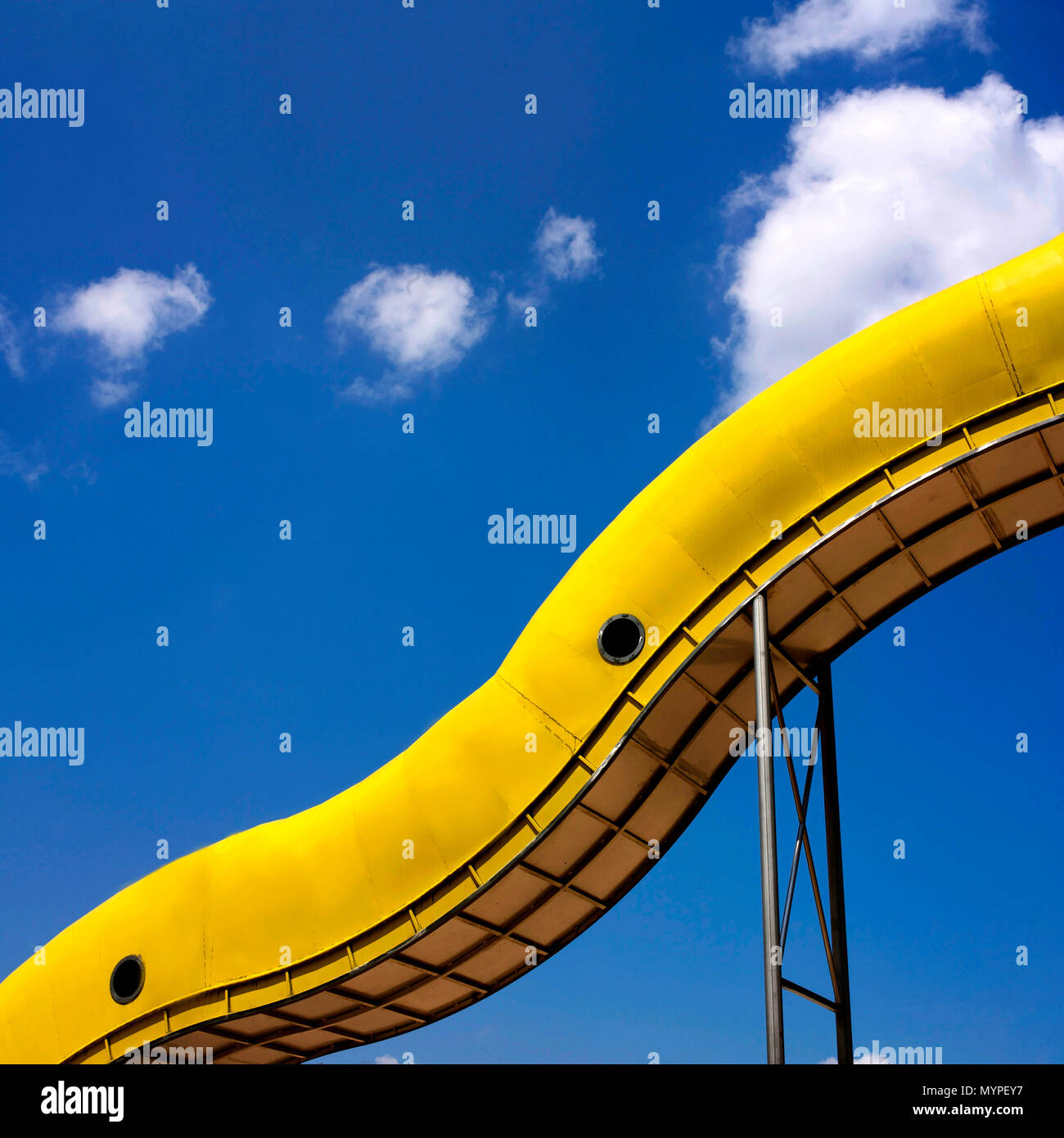 Toboggan jaune, France Banque D'Images