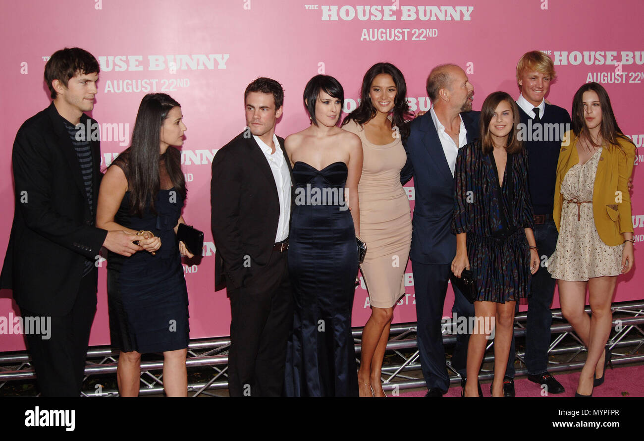 Ashton Kutcher, Demi Moore, Rumer Willis, Bruce Willis et le DFG et filles  - House Bunny Premiere au Westwood Village Theatre de Los Angeles. sourire  pleine longueur05 famille Bruce Willis Demi Rumer