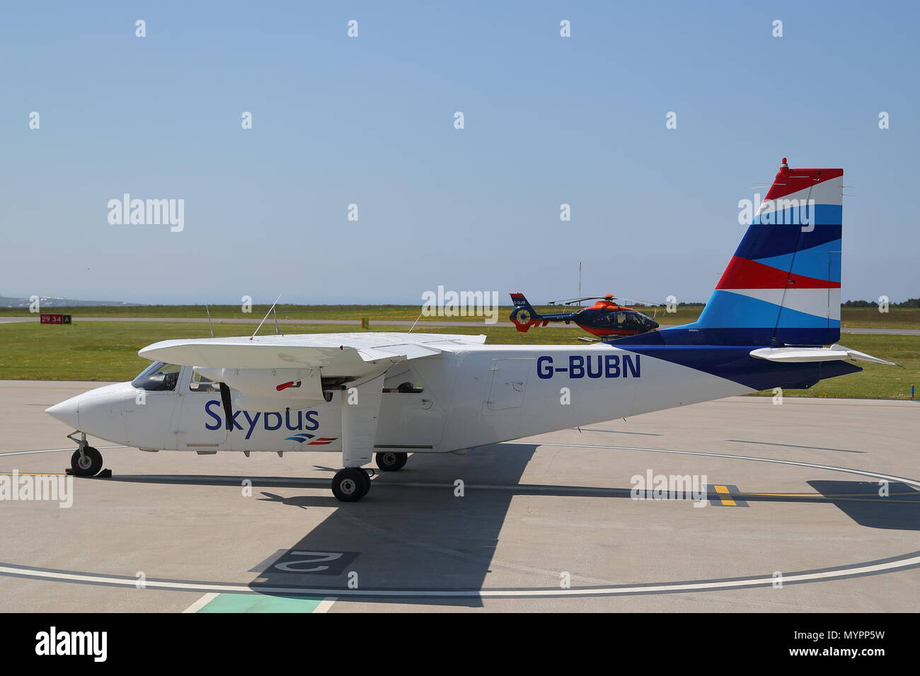 Un Britten-Norman BN-2B Skybus G-BUBN à l'aéroport de Lands End, Cornwall, UK Banque D'Images