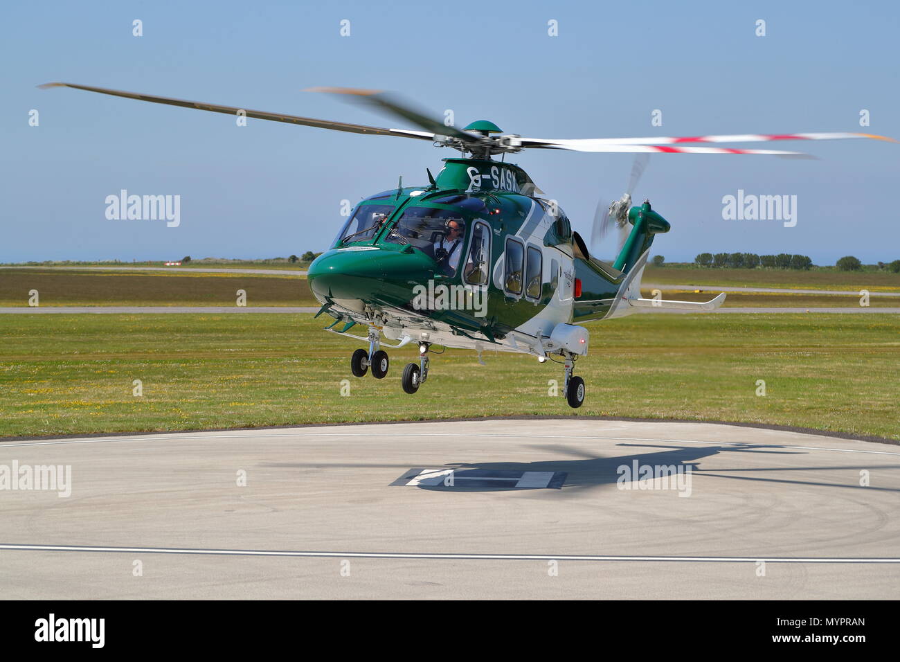 AgustaWestland AW 169 G-SASX de Island Helicopters décolle à l'aéroport de Lands End avec passagers à St Mary's, Îles Scilly, UK Banque D'Images