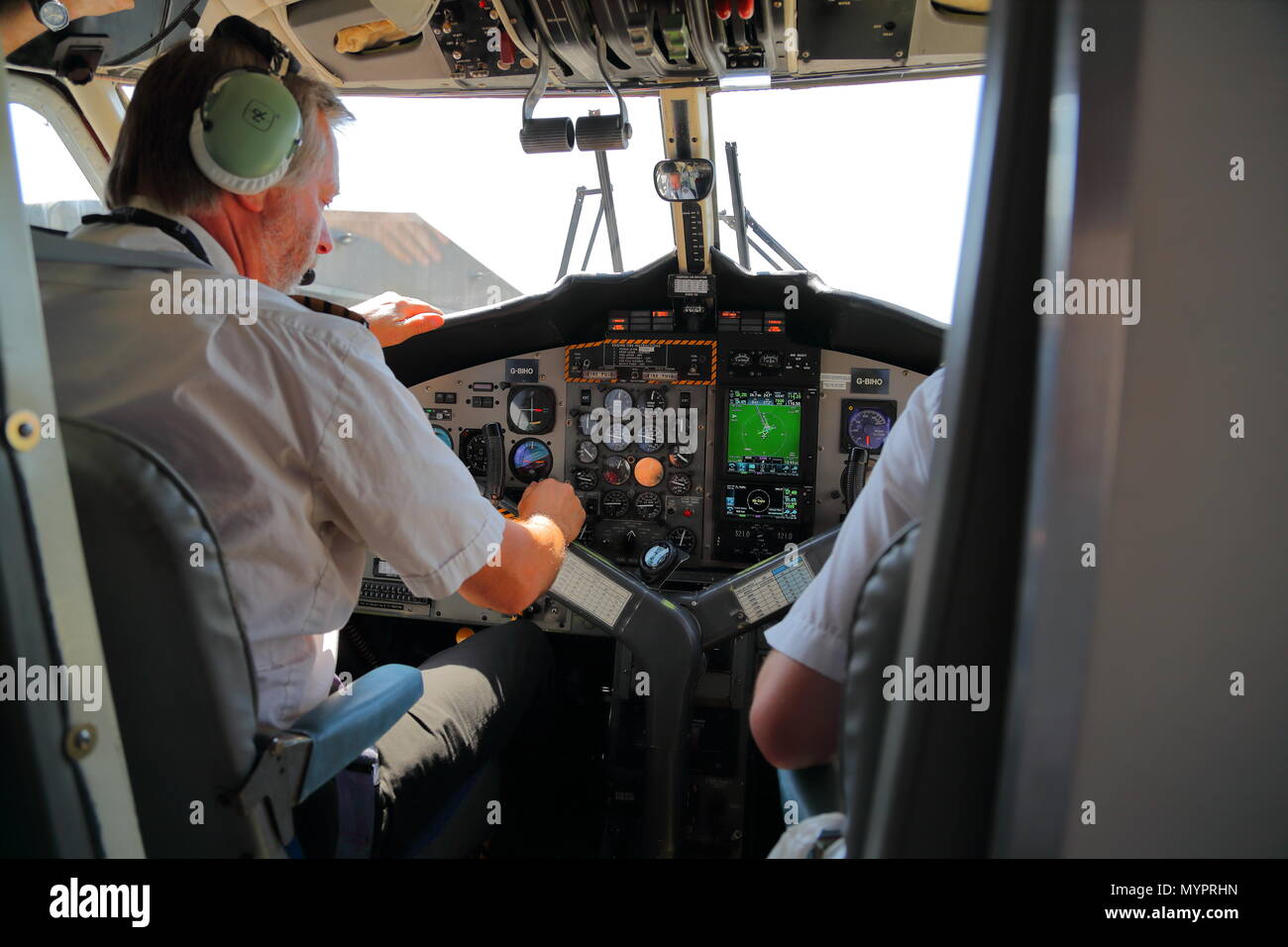L'intérieur du cockpit d'un Skybus Twin-Otter en route vers St Marys, Îles Scilly, UK Banque D'Images