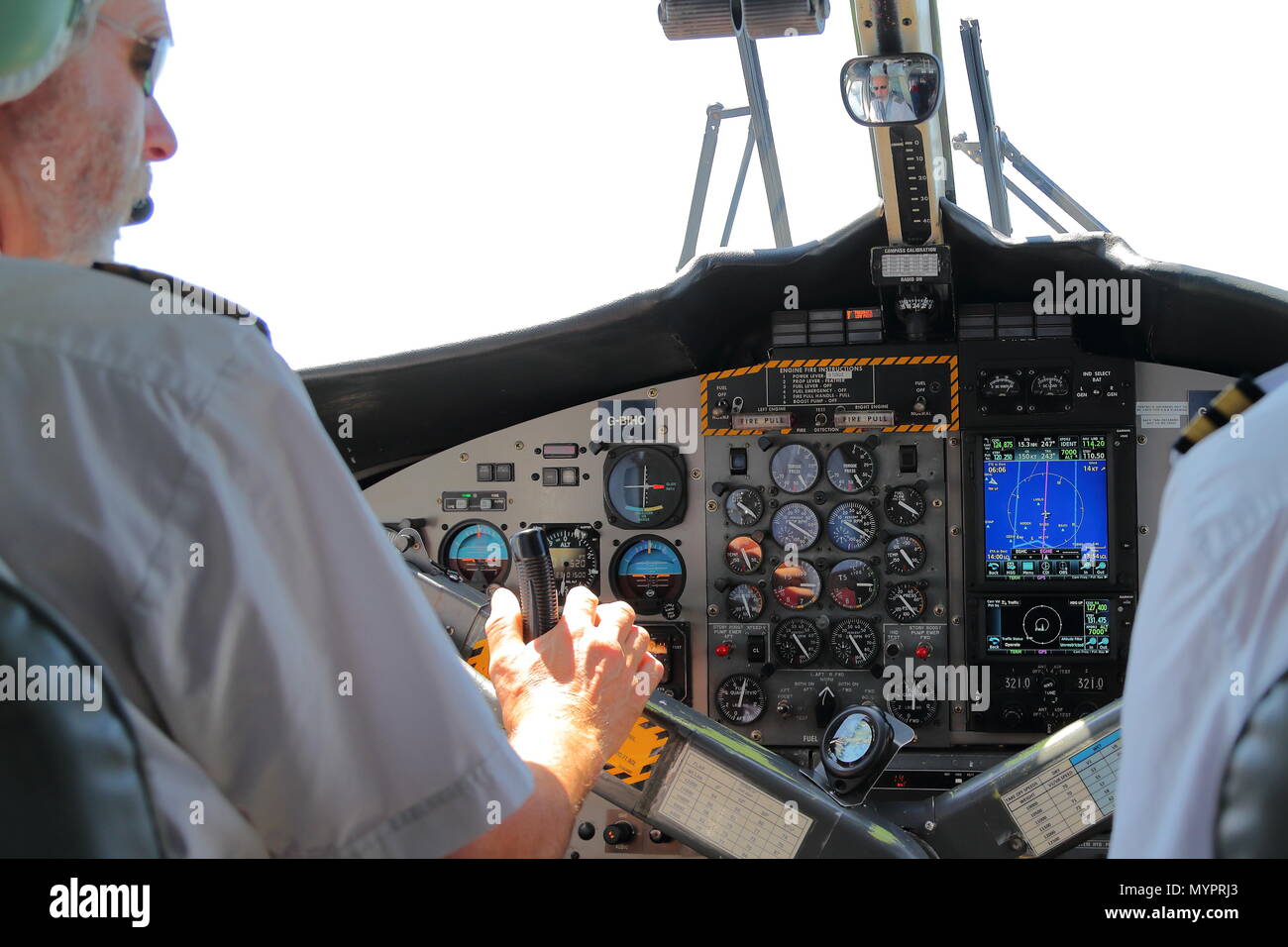 L'intérieur du cockpit d'un Skybus Twin-Otter en route vers St Marys, Îles Scilly, UK Banque D'Images