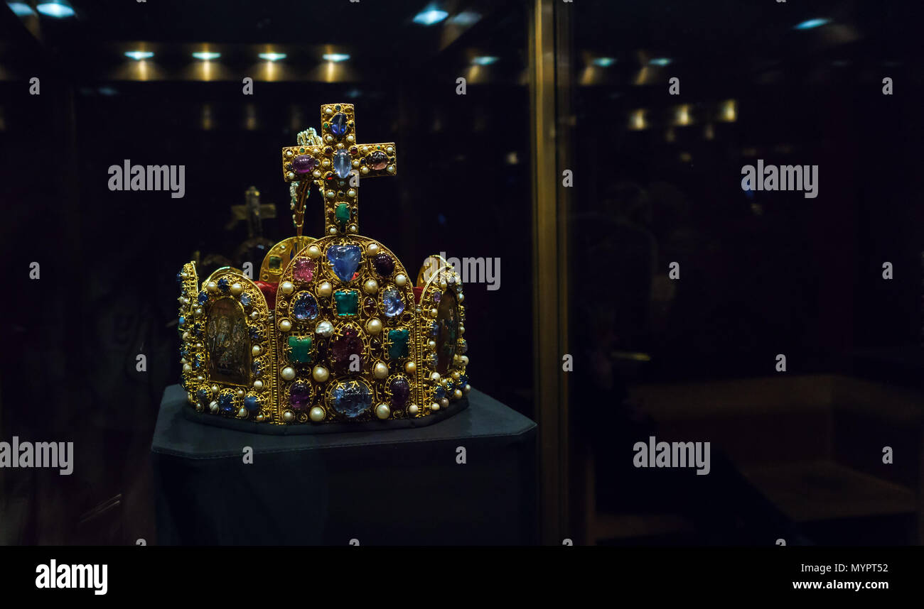 Vienne, Autriche - 22 octobre 2017 : couronne impériale dans du trésor impérial ou Kaiserliche Hofburg Schatzkammer au Banque D'Images