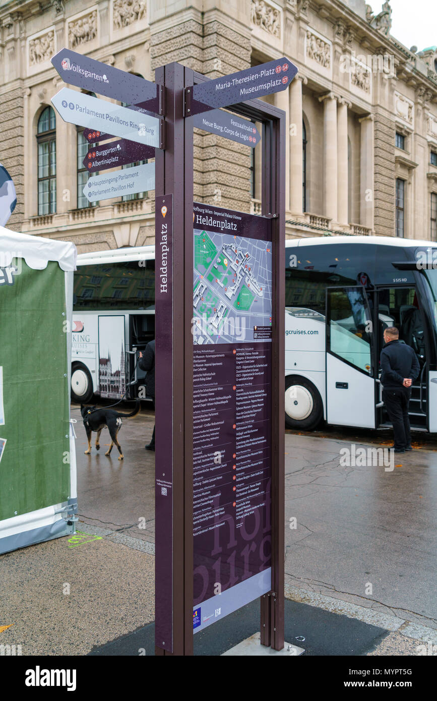 Vienne, Autriche - 22 octobre 2017 : stand d'information pour l'orientation dans la ville avec une indication de l'Heldenplatz Banque D'Images