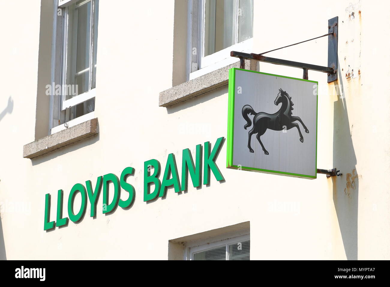 Logo au-dessus de l'entrée de la banque Lloyds sur St Mary's, Isles of Scilly, Royaume-Uni Banque D'Images