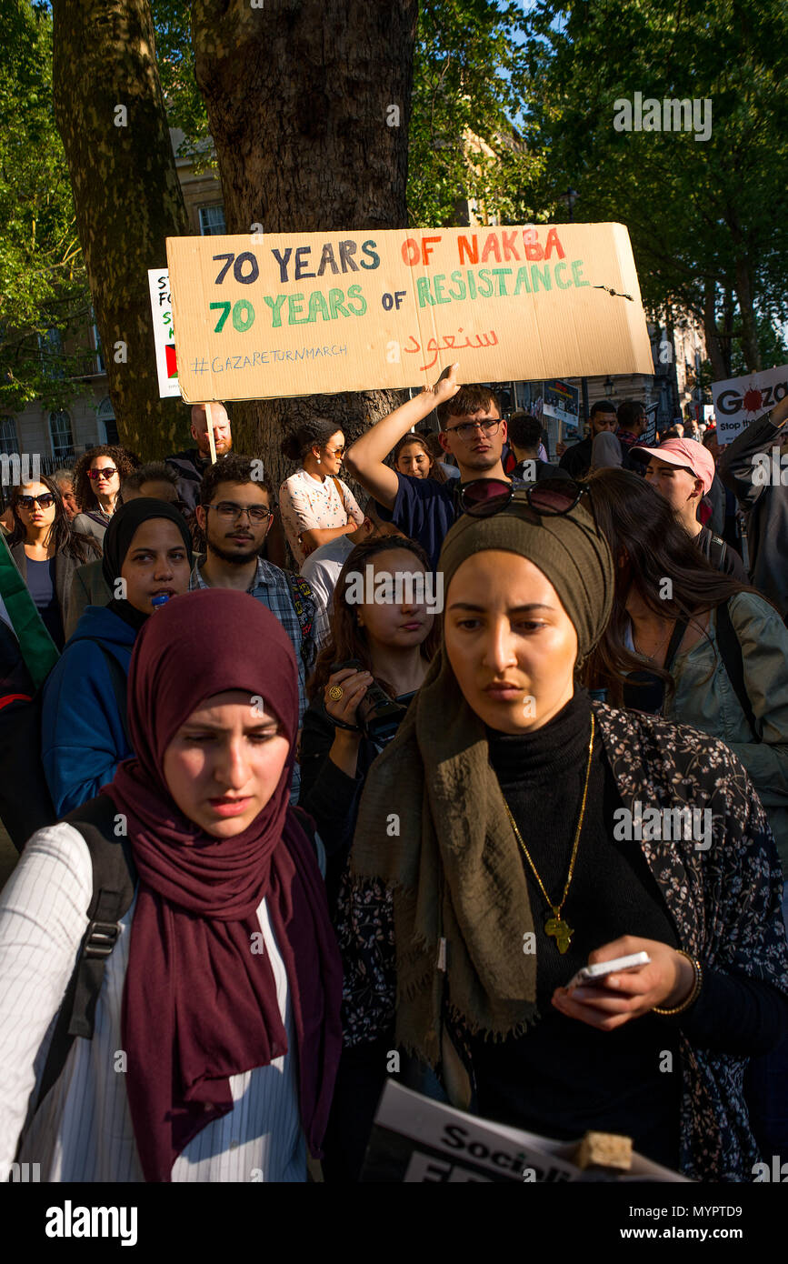 Les manifestants avec des pancartes à l'arrêt du massacre de Gaza : rassemblement à Whitehall, Londres, pour protester contre des civils palestiniens tués par l'armée israélienne. Banque D'Images