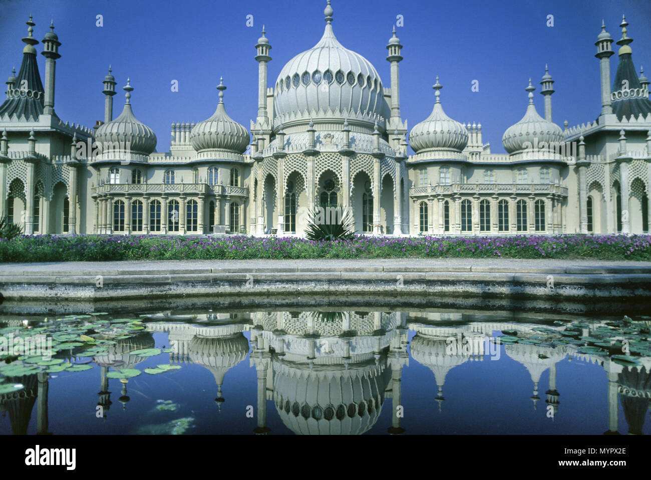 1992 Pavillon royal historique reflète dans bassin ornemental BRIGHTON EAST SUSSEX ENGLAND UK Banque D'Images