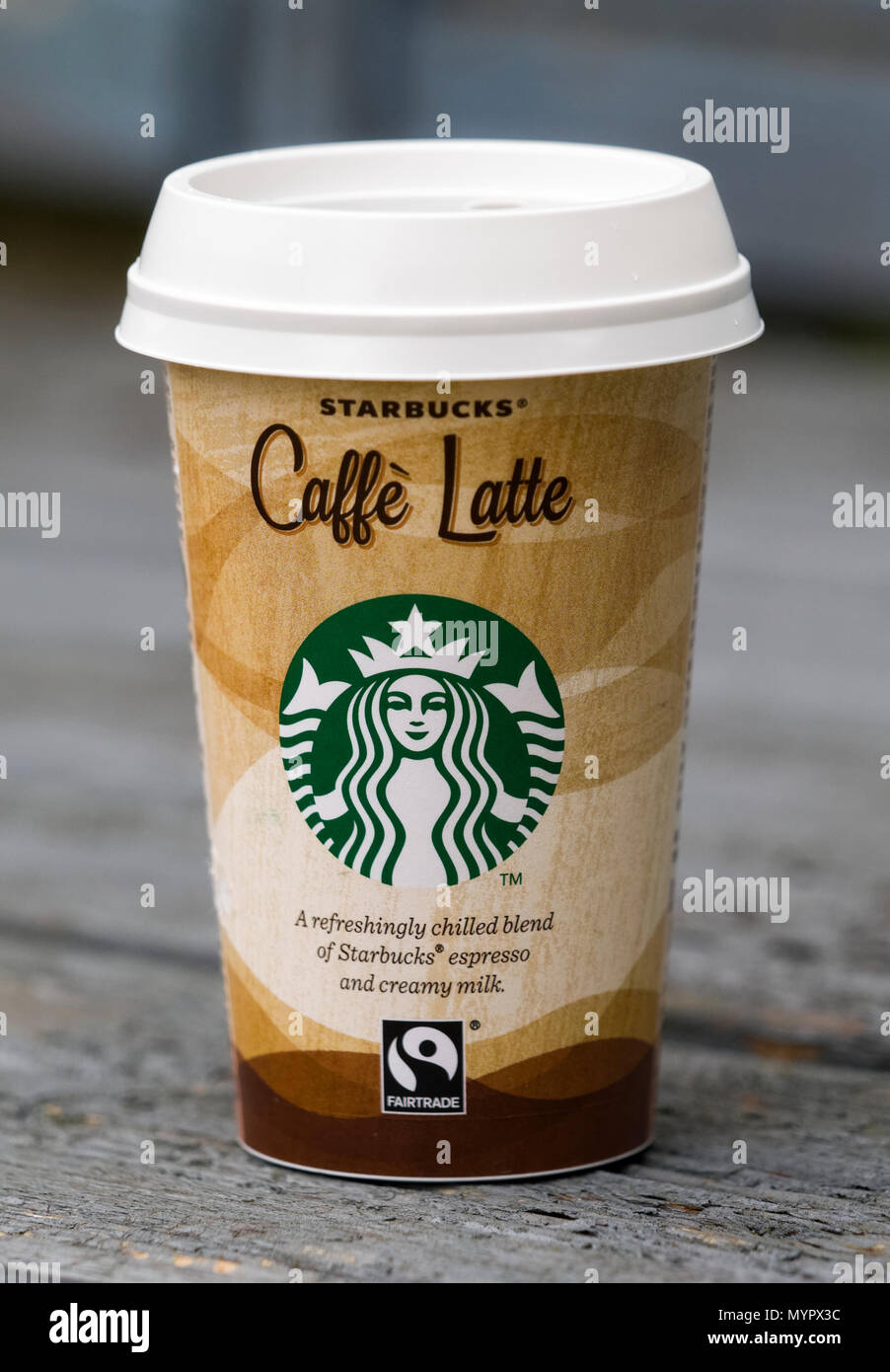 Caffe Latte Starbucks café verre réfrigérées, Starbucks est la plus grande  entreprise de café dans le monde, fondée à Washington, 1971 Photo Stock -  Alamy