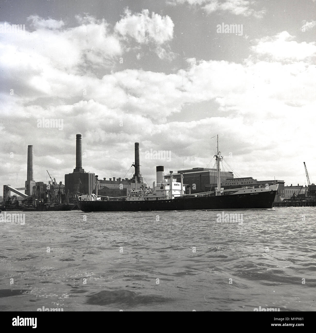 Début des années 1950, vue de l'autre côté de la Tamise au sud de la rivière et un groupe de Battersea Power Station, qui à l'époque, n'avait que trois cheminées, Londres, Angleterre, Royaume-Uni. La quatrième, la cheminée de l'un du sud-est, a été érigée en 1955. Banque D'Images