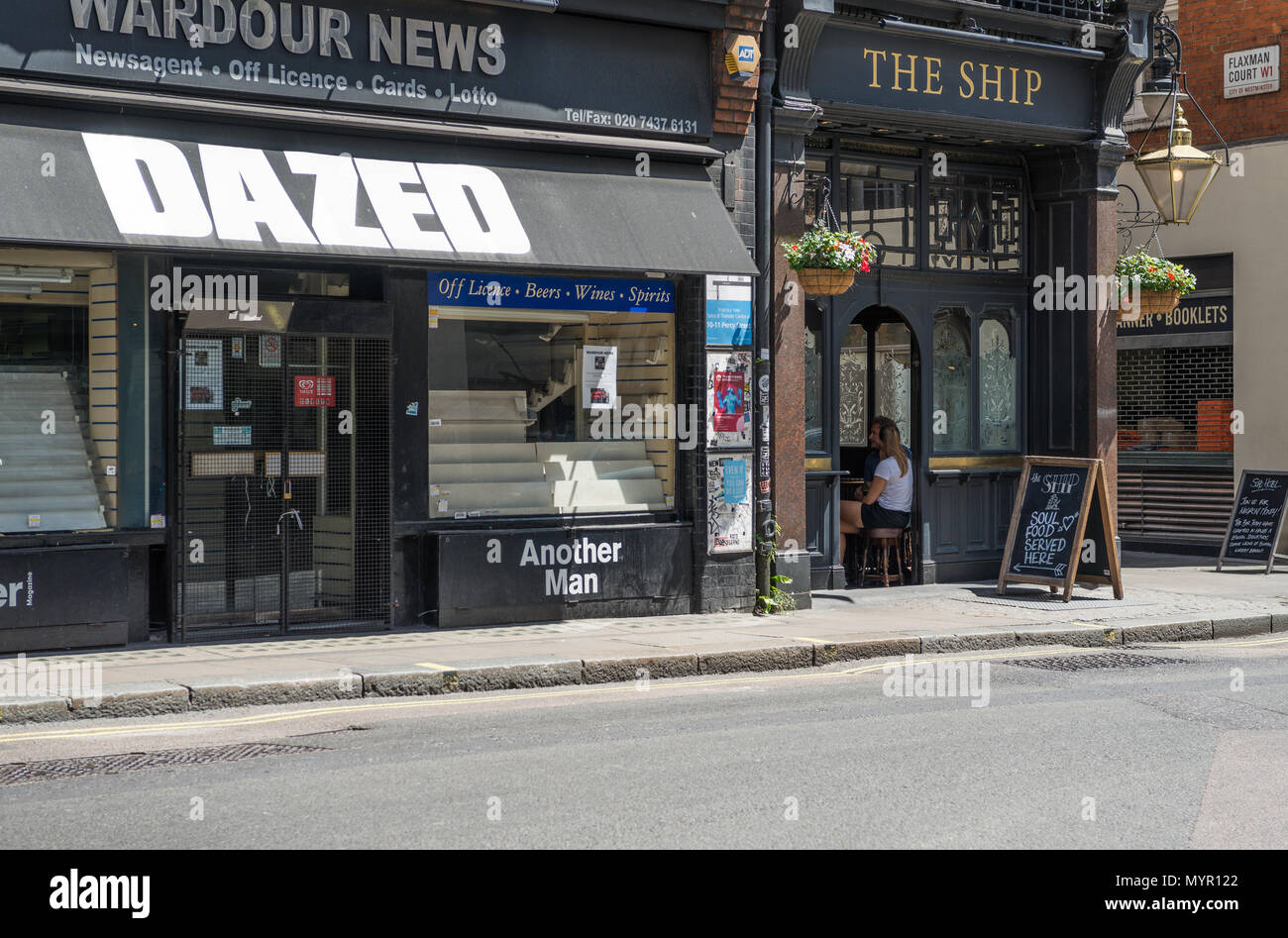 Wardour News Presse Shop et le bateau public house, Wardour Street, Soho, London, England, UK. Banque D'Images
