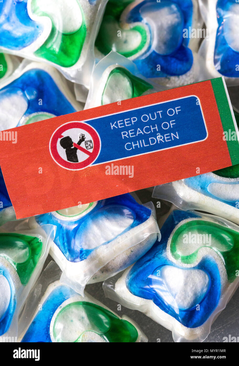 Lessive colorée avec 'Tenir hors de portée des enfants à l'avance, USA Banque D'Images