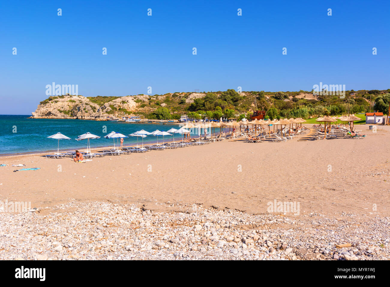 RHODES, GRÈCE - 12 mai 2017 : vue sur plage de sable en Kolymbia village sur l'île de Rhodes. Grèce Banque D'Images