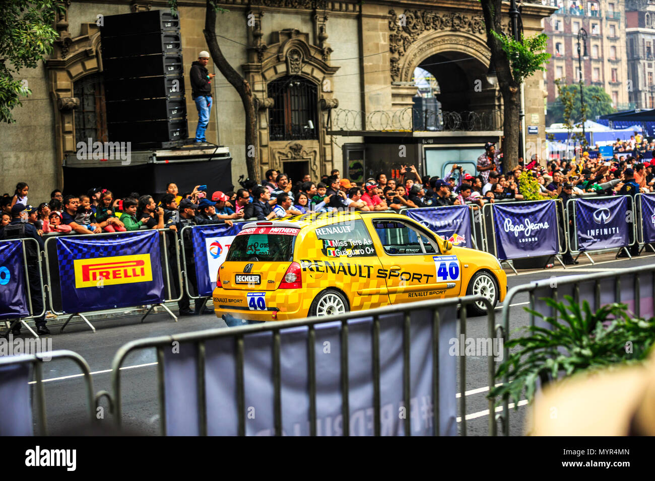 La ville de Mexico, Mexique - 27 juin 2015 : Guaguaro O. conduisant autour de la Place Zocalo et 20 de Noviembre street, à l'Infiniti Red Bull Racing F1 Showrun. Banque D'Images