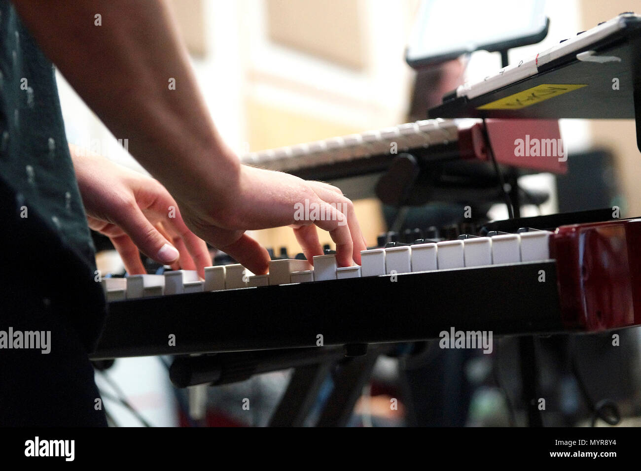 Montréal, Canada, 6 juin,2018.Close-up of a musician main sur clavier synthétiseur.Credit:Mario Beauregard/Alamy Live News Banque D'Images