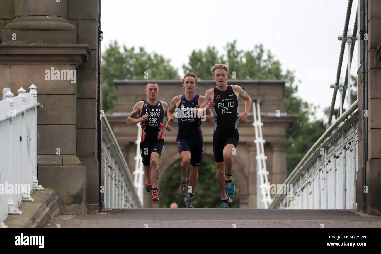 (De gauche à droite) de la Grande-Bretagne de l'équipe Thomas Bishop, de l'équipe United States Eli Hemming et Team New Zealand's Tayler Reid au cours de l'Accenture 2018 World Triathlon Relais mixte Cas à Nottingham. Banque D'Images