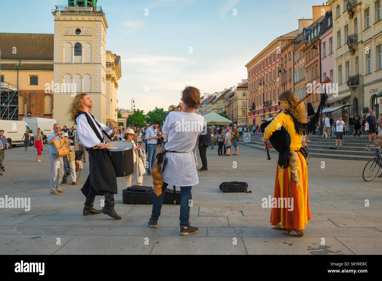 Rue de Varsovie Vieille Ville, un groupe de musiciens habillés en costume médiéval jouer des chansons folkloriques polonais dans la place Zamkowy (Plac Zamkowy), Varsovie, Pologne. Banque D'Images