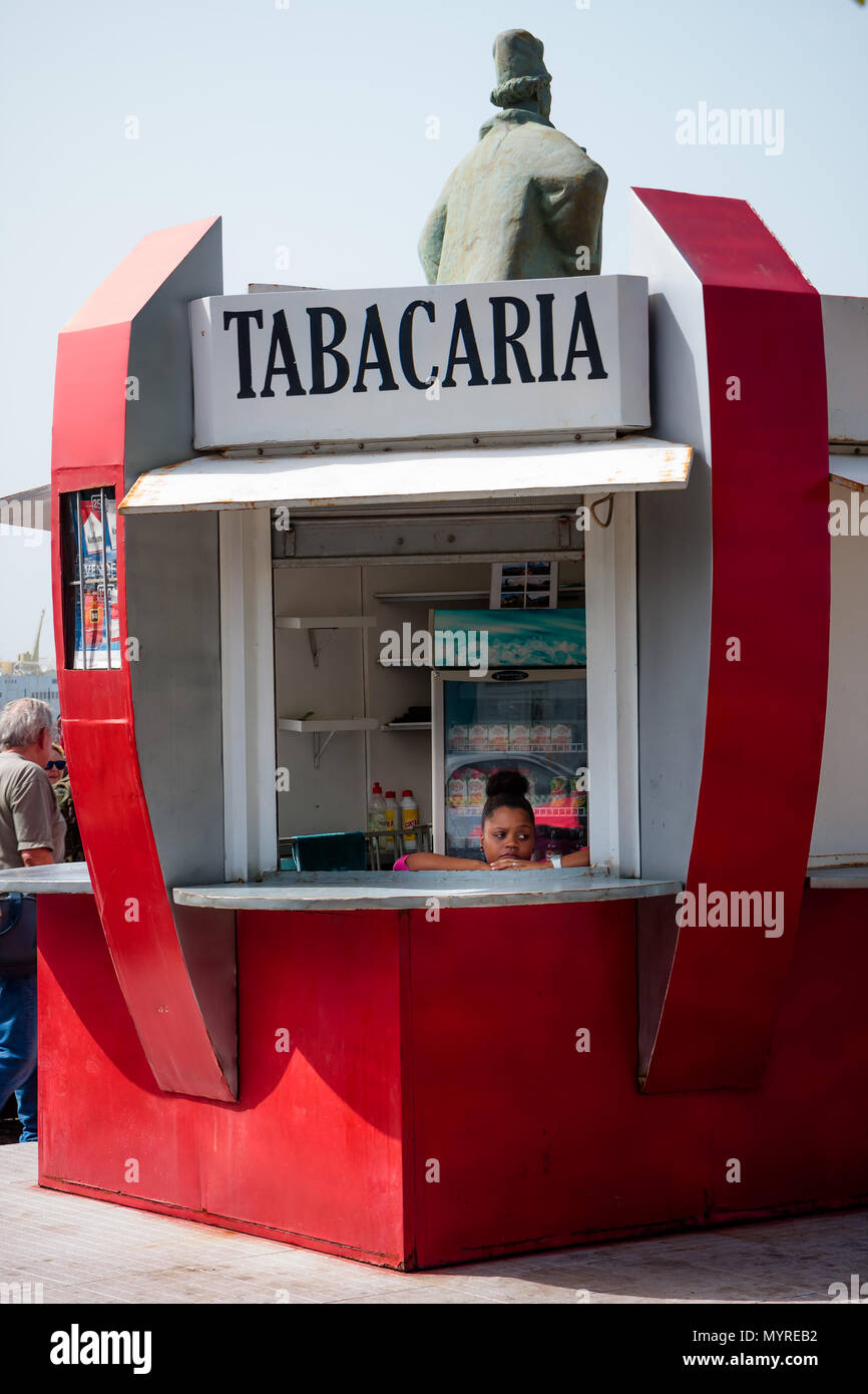 Tabacaria - bureau de tabac hut de boissons. Femme dans la fenêtre pensée, rêvant à Mindelo, CAP VERT - Décembre 07, 2015 Banque D'Images
