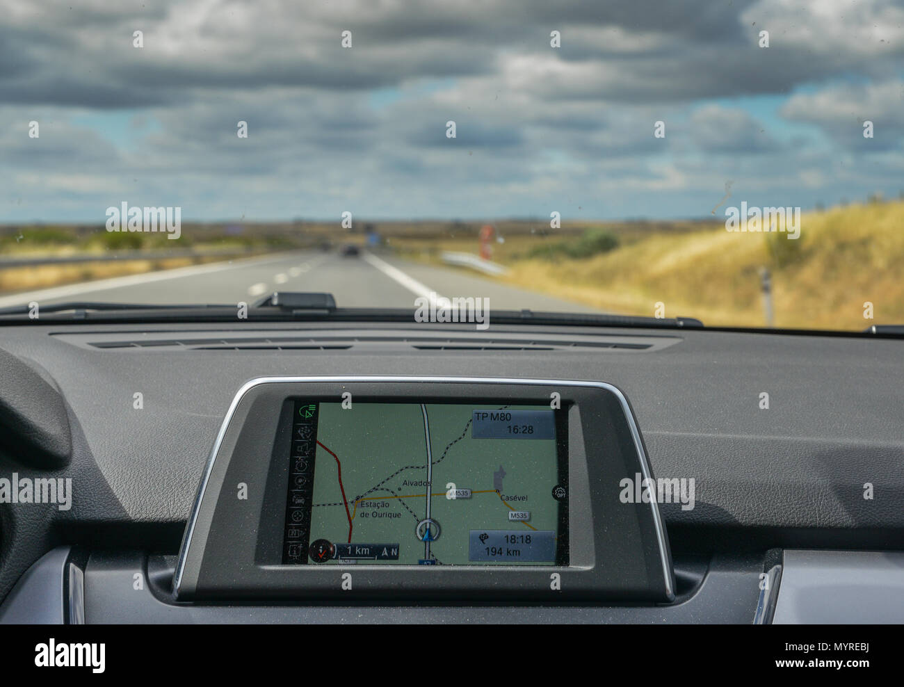 Focus sélectif de navigateur GPS intégré dans le tableau de bord d'une voiture descendant la route panoramique à Algarve, Portugal Banque D'Images