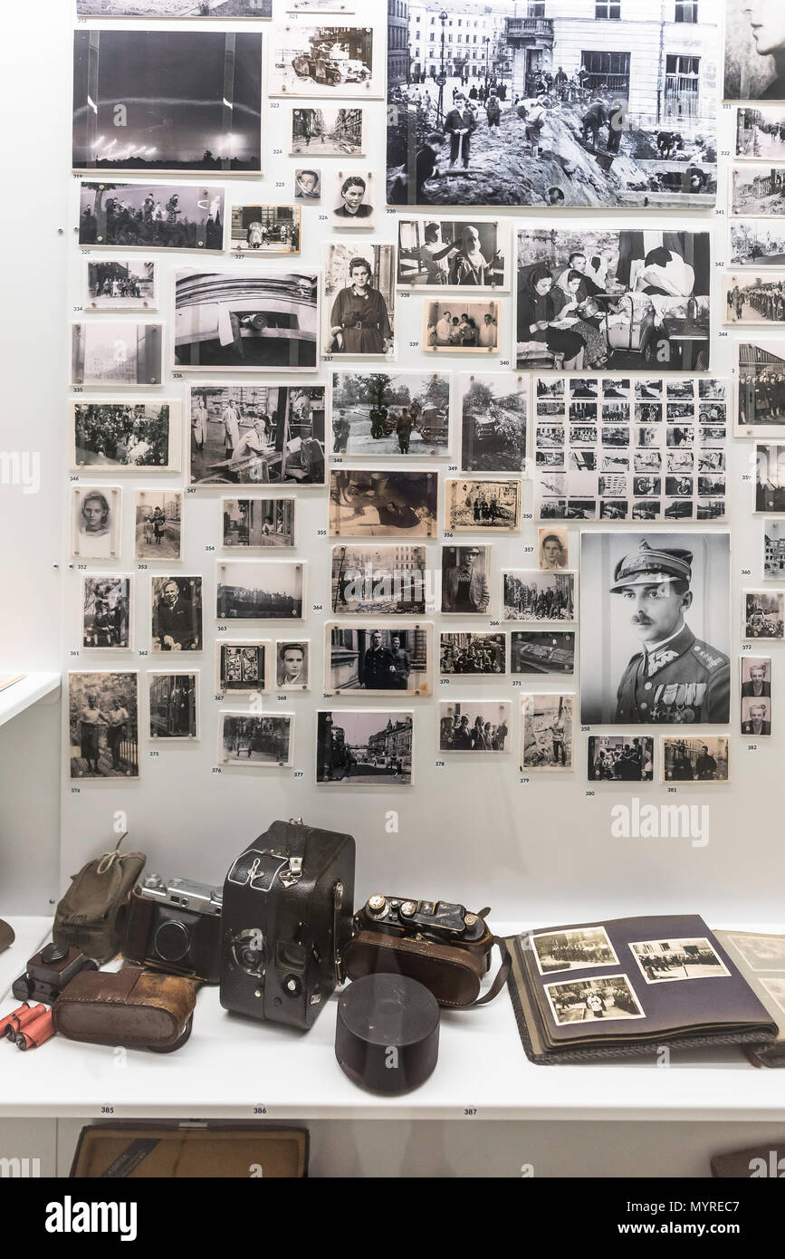Musée de l'Insurrection de Varsovie, vue d'une vitrine contenant des artefacts et souvenirs offerts par les familles des survivants après le soulèvement populaire de 1944. Banque D'Images