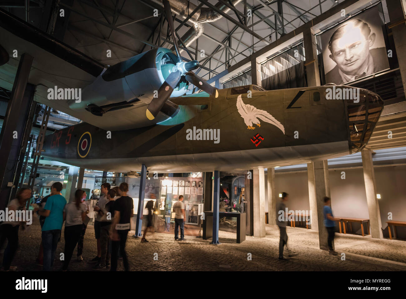 Musée de l'Insurrection de Varsovie, vue d'un avion B24 Liberator semblable à celui utilisé pour déposer des fournitures à l'Armée de l'Intérieur lors du soulèvement de 1944. Banque D'Images