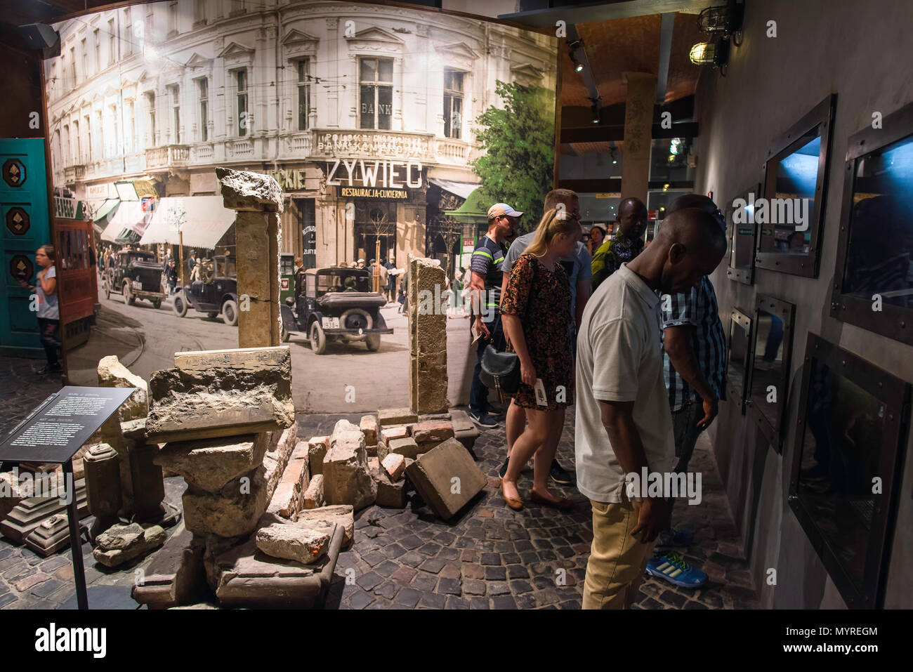Musée de l'Insurrection de Varsovie, les visiteurs du musée vue affiche relatant le soulèvement du peuple de Varsovie contre l'occupation nazie en 1944, en Pologne. Banque D'Images