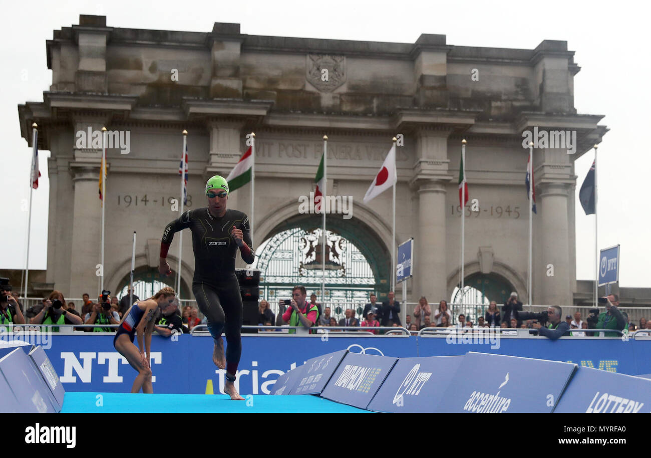 L'équipe de France Pierre Le Corre mène à l'approche de la deuxième jambe lors de l'Accenture 2018 World Triathlon Relais mixte Cas à Nottingham. ASSOCIATION DE PRESSE Photo. Photo date : Jeudi 7 juin 2018. Voir l'histoire de Nottingham PA TRIATHLON. Crédit photo doit se lire : Simon Cooper/PA Wire Banque D'Images