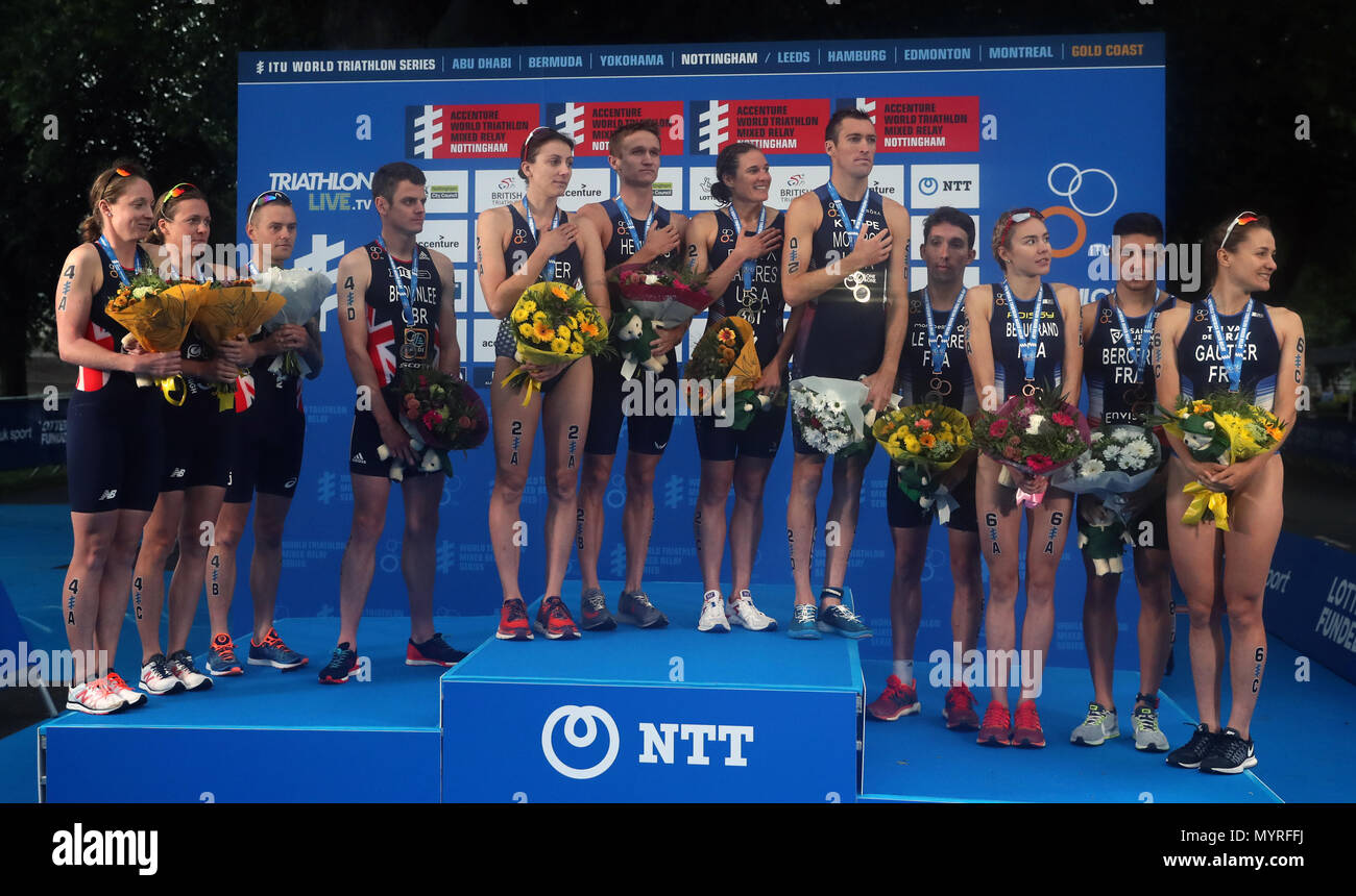 L'équipe de gagnants United States (centre), deuxième équipe placée en Grande-Bretagne (à gauche) et troisième placé au cours de la Team France 2018 Accenture World Triathlon Relais mixte Cas à Nottingham. Banque D'Images