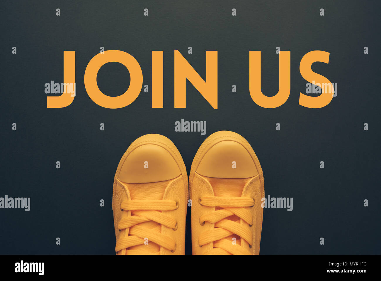 Rejoignez-nous invitation, jeune dans sneakers jaune au-dessus le message texte, vue du dessus Banque D'Images