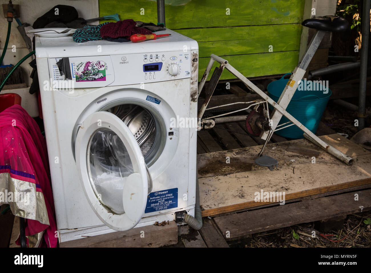 Machine à laver à pédale Banque de photographies et d'images à haute  résolution - Alamy