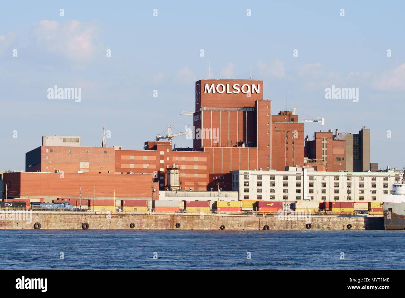 Montréal, QC / Canada - Juin 7th, 2018 : l'ancienne brasserie Molson, fondée en 1786, est situé le long de la fleuve Saint-Laurent de Montréal. Banque D'Images