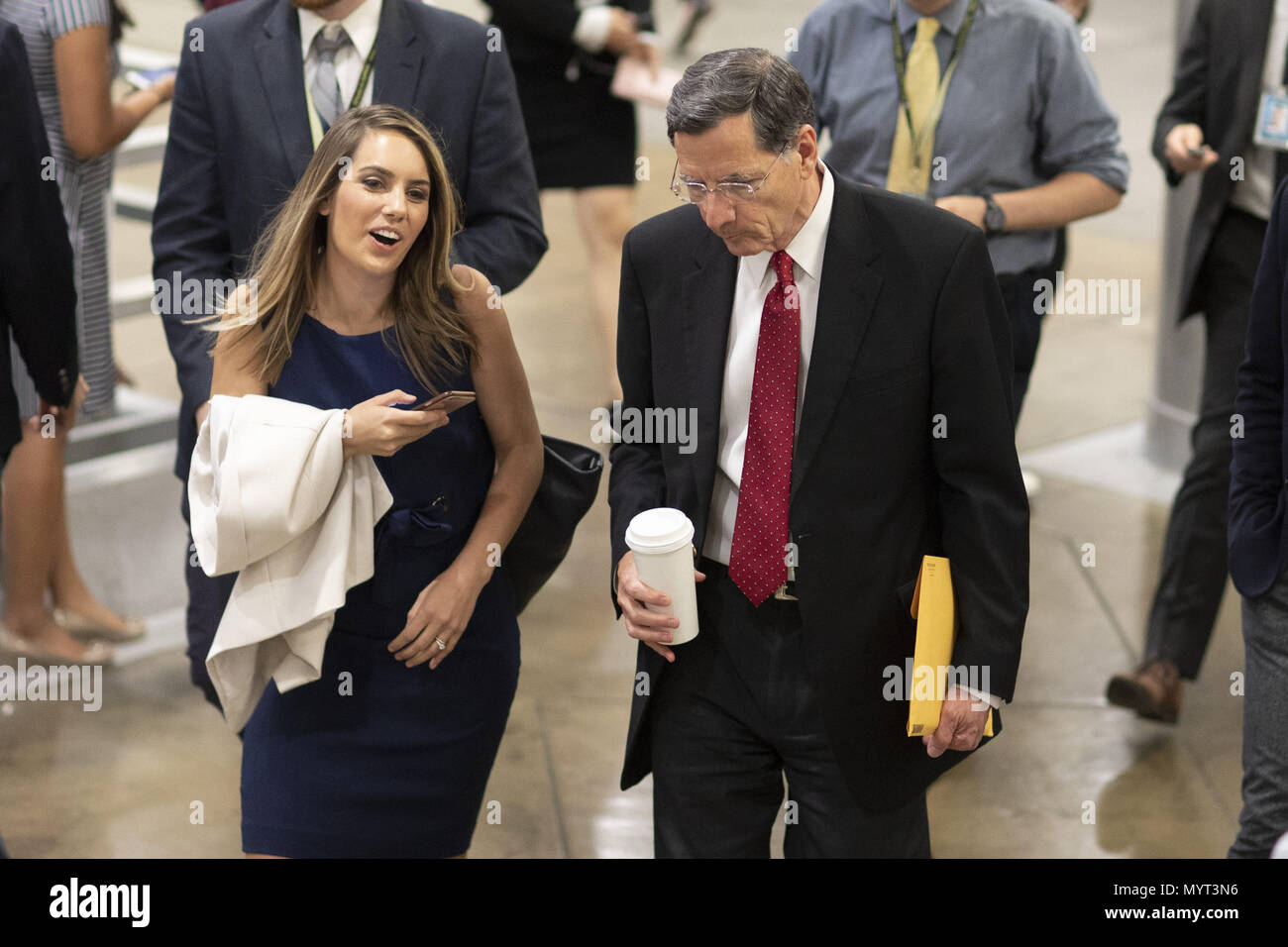 Washington, District de Columbia, Etats-Unis. 7 juin, 2018. Le sénateur américain John Barrasso, Républicain du Wyoming, parle à un journaliste au Sénat au cours d'un métro vote du Sénat sur la colline du Capitole à Washington, DC, le 7 juillet 2018. Crédit : Alex Edelman/CNP Crédit : Alex Edelman/CNP/ZUMA/Alamy Fil Live News Banque D'Images