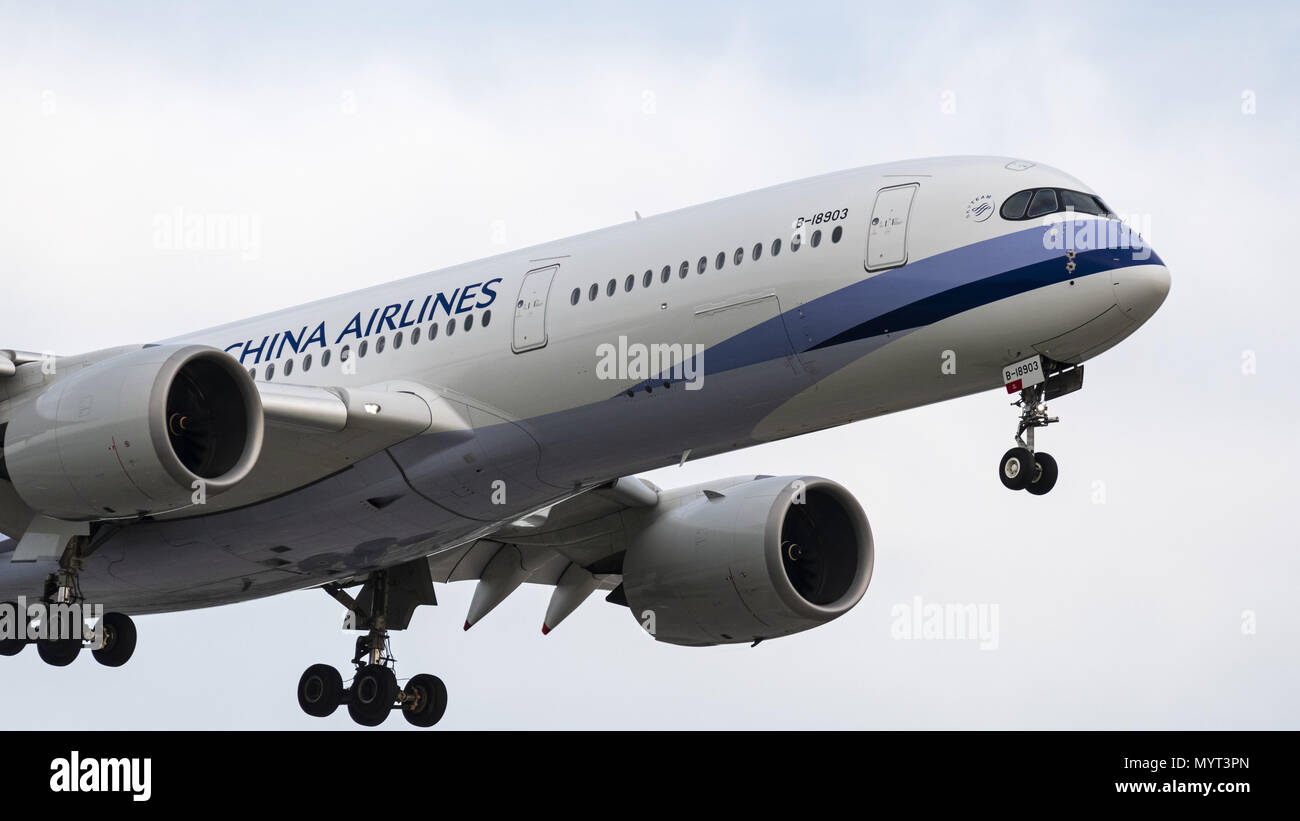 Richmond, Colombie-Britannique, Canada. 6 juin, 2018. Un China Airlines Airbus A350-900 (B-18903) de large-corps en suspension dans l'avion de ligne en approche finale pour l'atterrissage. Credit : Bayne Stanley/ZUMA/Alamy Fil Live News Banque D'Images