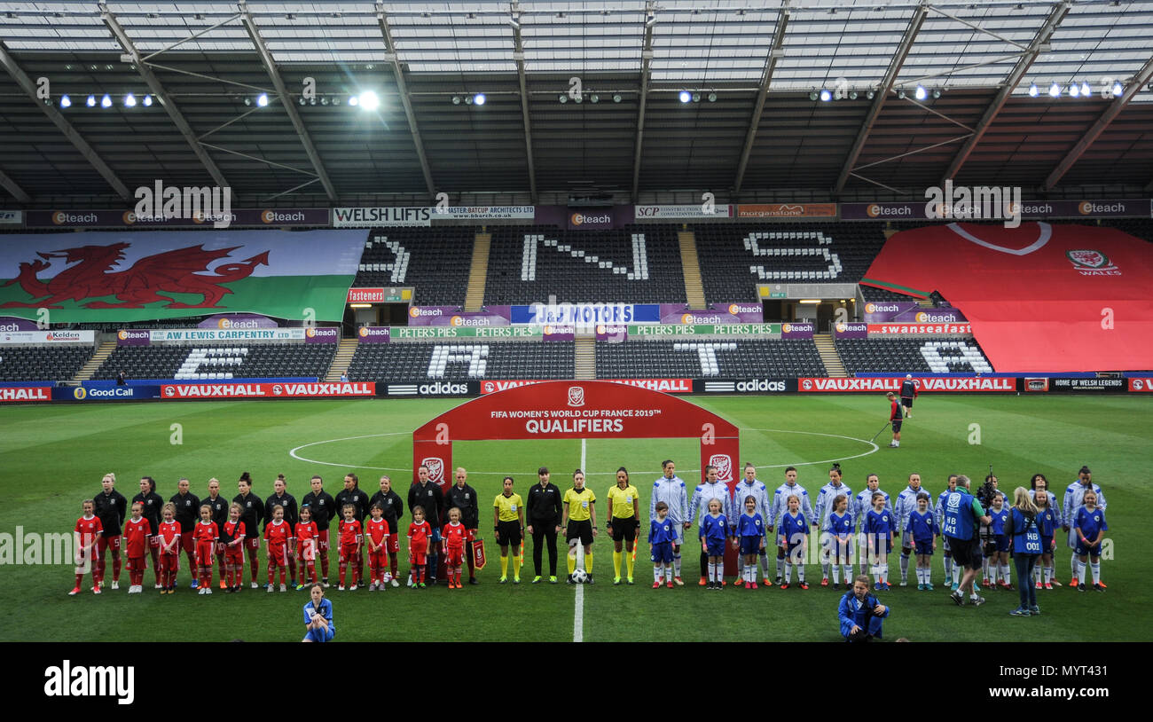 Stade Liberty, Swansea, Pays de Galles, 7 juin 2018 : Les deux équipes s'alignent devant la Coupe du Monde féminine de la fifa groupe admissible un match entre le Pays de Galle Les femmes et les femmes en Bosnie-Herzégovine, au Liberty Stadium. © David Partridge / Alamy Live News Banque D'Images