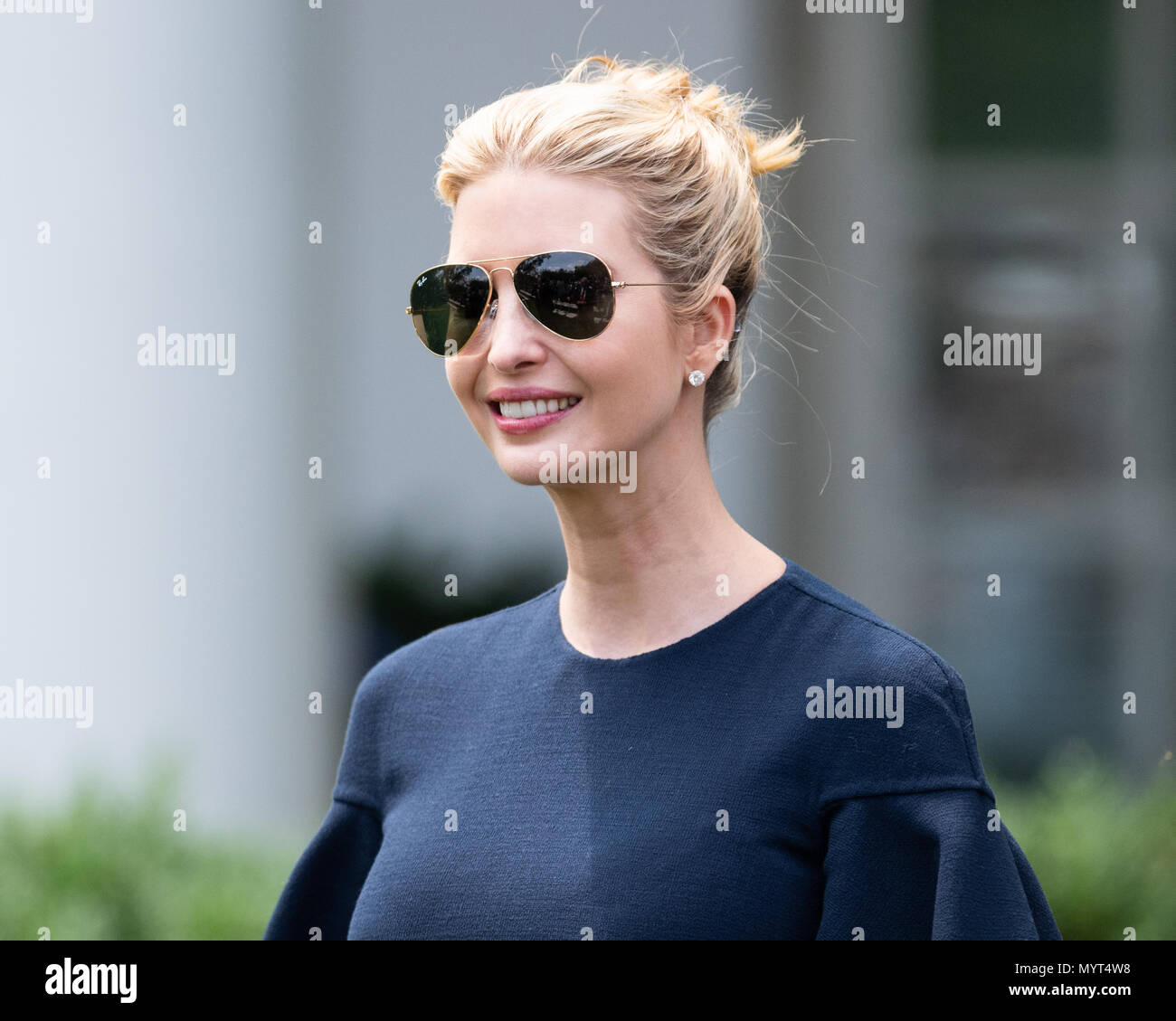 Ivanka Trump vu dans le jardin de roses à la Maison Blanche. Le président américain, Donald Trump et le Premier ministre japonais Shinzo Abe prendre part à une conférence de presse commune dans la roseraie de la Maison Blanche. Banque D'Images