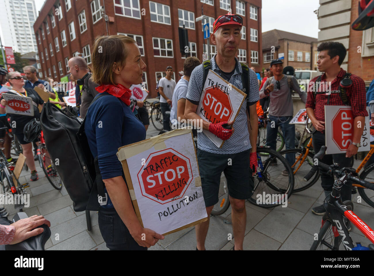 Londres, Royaume-Uni. 7 juin 2018. Les cyclistes se rassemblent pour une étape à l'extérieur dans les bureaux du Conseil de Greenwich à Woolwich après trois cyclistes ont été tués par des véhicules dans la région ces dernières semaines, deux poids lourds par camions sur la notoirement dangereux Woolwich Road. Projet de construction d'une piste cyclable protégée entre Woolwich et de Greenwich ont apparemment abandonné de oppostiion conseil de Greenwich, et Southwark Council sont toujours opposer le la route à l'ouest de Greenwich. Une action urgente au Crédit : Peter Marshall/Alamy Live News Banque D'Images