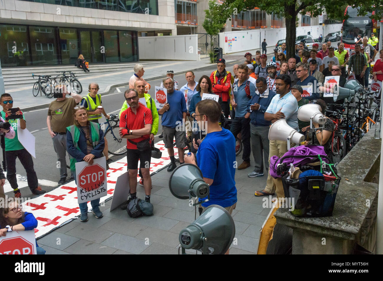 Londres, Royaume-Uni. 7 juin 2018. Une étape de cyclistes meurent en dehors des bureaux du Conseil de Greenwich à Woolwich après trois cyclistes ont été tués par des véhicules dans la région ces dernières semaines, deux poids lourds par camions sur la notoirement dangereux Woolwich Road. Projet de construction d'une piste cyclable protégée entre Woolwich et de Greenwich ont apparemment abandonné de oppostiion conseil de Greenwich, et Southwark Council sont toujours opposer le la route à l'ouest de Greenwich. ed ont également été supprimés. Crédit : Peter Marshall/Alamy Live News Banque D'Images