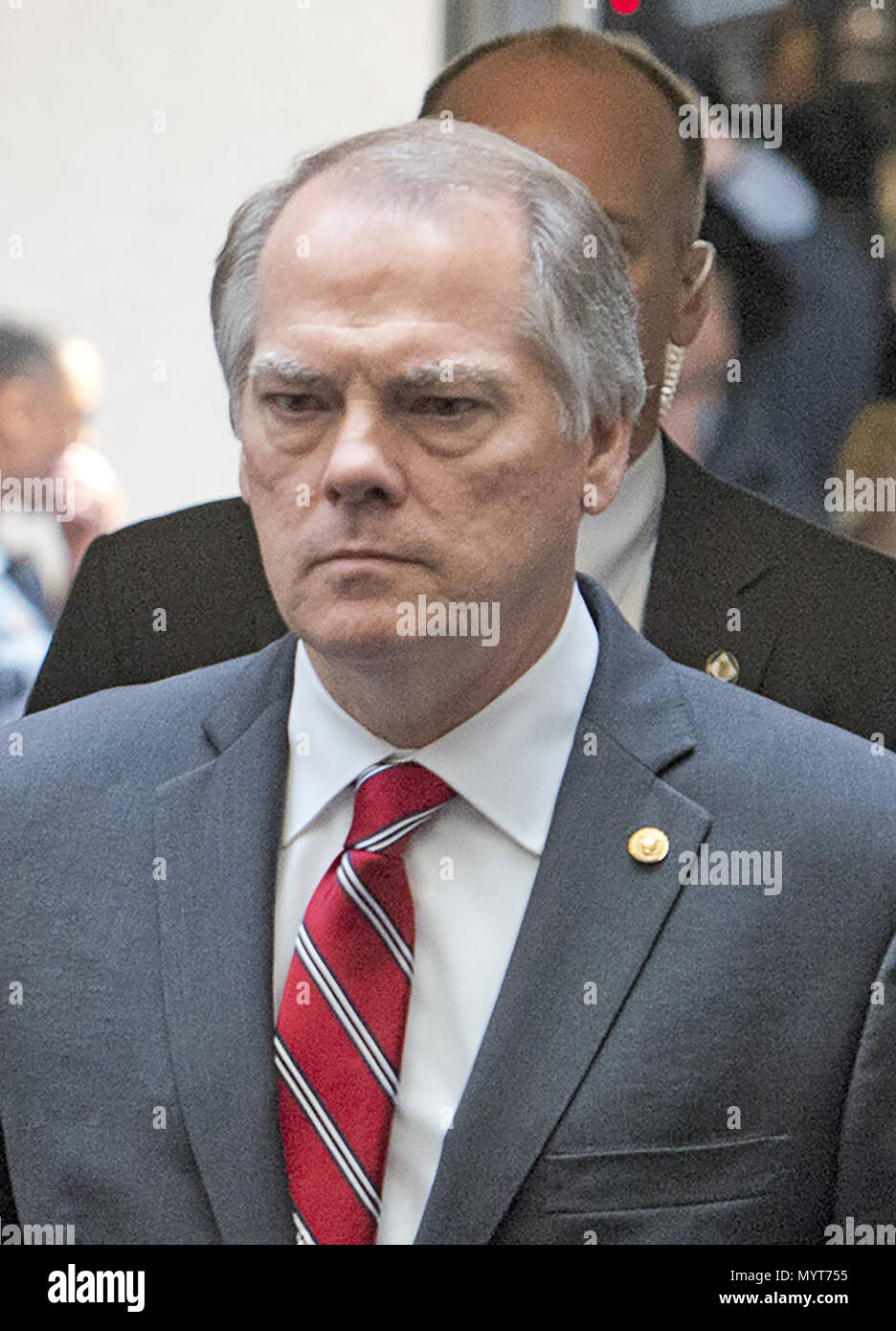 8 juin 2017 - Washington, District de Columbia, États-Unis d'Amérique - dans ce fichier photo à partir de jeudi 8 juin 2017, James A. Wolfe, 58 ans, l'ancien directeur de la sécurité à la Commission des renseignements du Sénat, pendant qu'il marche avec l'ancien directeur du FBI James Comey comme Comey quitte après avoir témoigné à une audience à huis clos sur l'intervention russe dans l'élection présidentielle de 2016 avant de l'United States Senate Select Committee on Intelligence sur la colline du Capitole à Washington, DC. Wolfe a été inculpé le 7 juin 2018 pour avoir menti au FBI à propos de contacts répétés avec trois reporters et passant classi Banque D'Images