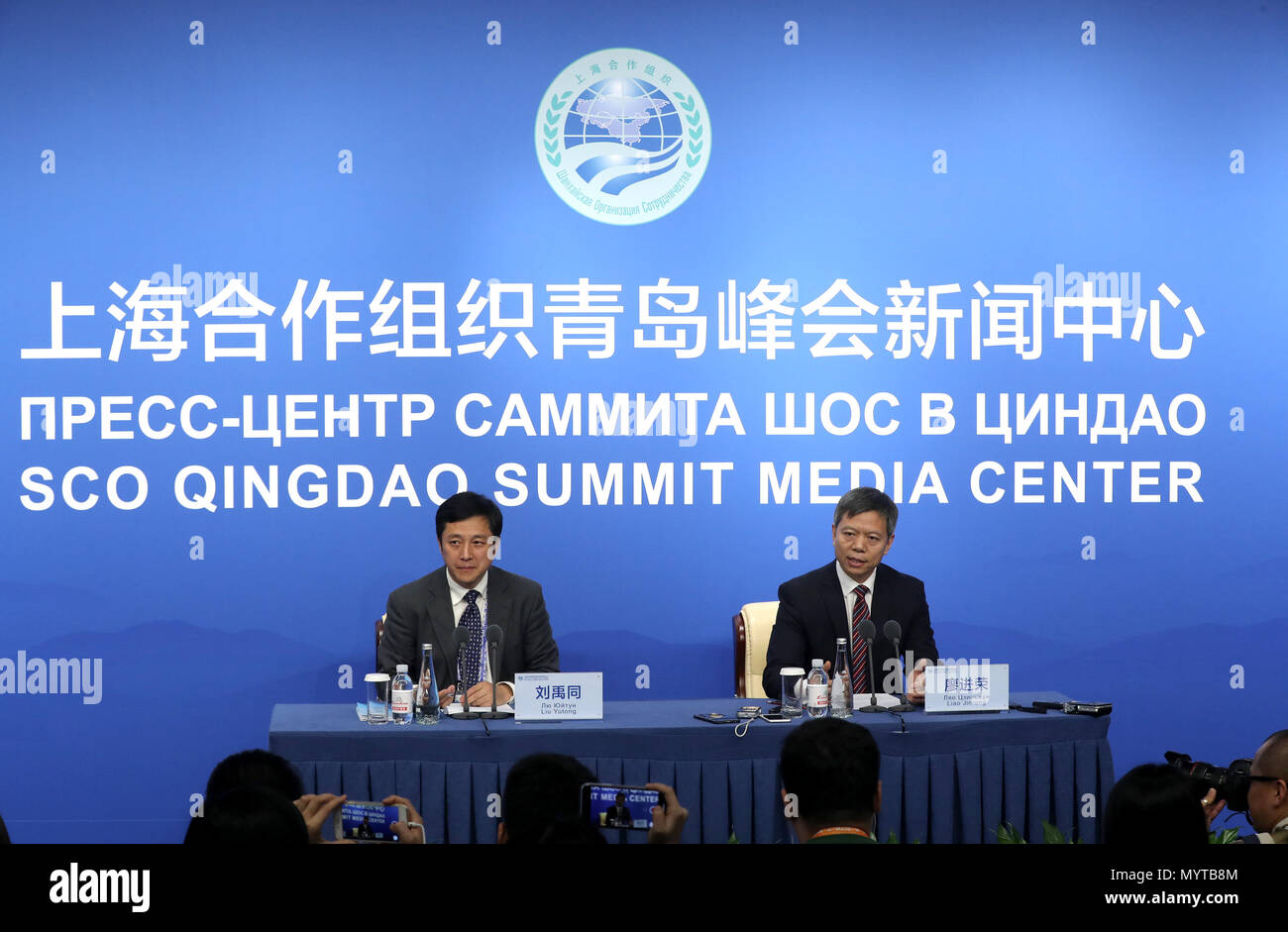 (180608) -- QINGDAO, 8 juin 2018 (Xinhua) -- Liao Jinrong (R), chef de la coopération internationale avec le ministère de la Sécurité publique, prend la parole à une conférence de presse sur la sécurité des coopérations entre les Etats membres de l'Organisation de coopération de Shanghai (OCS) en avance sur le 18e sommet de l'OCS à Qingdao, province de Shandong en Chine orientale, le 8 juin 2018.(Xinhua/Yin Gang)(lmm) Banque D'Images