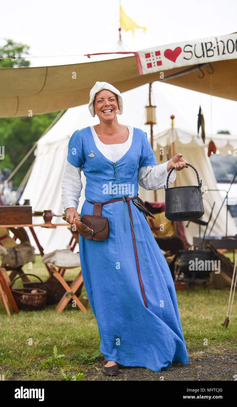 Ardingly Sussex UK 8 Juin 2018 - Sian Bailey de la compagnie Hartley , un groupe de reconstitution médiévale au sud de l'Angleterre montrent dans de beaux temps ensoleillé tenue à l'Ardingly Showground près de Haywards Heath Sussex Crédit : Simon Dack/Alamy Live News Banque D'Images