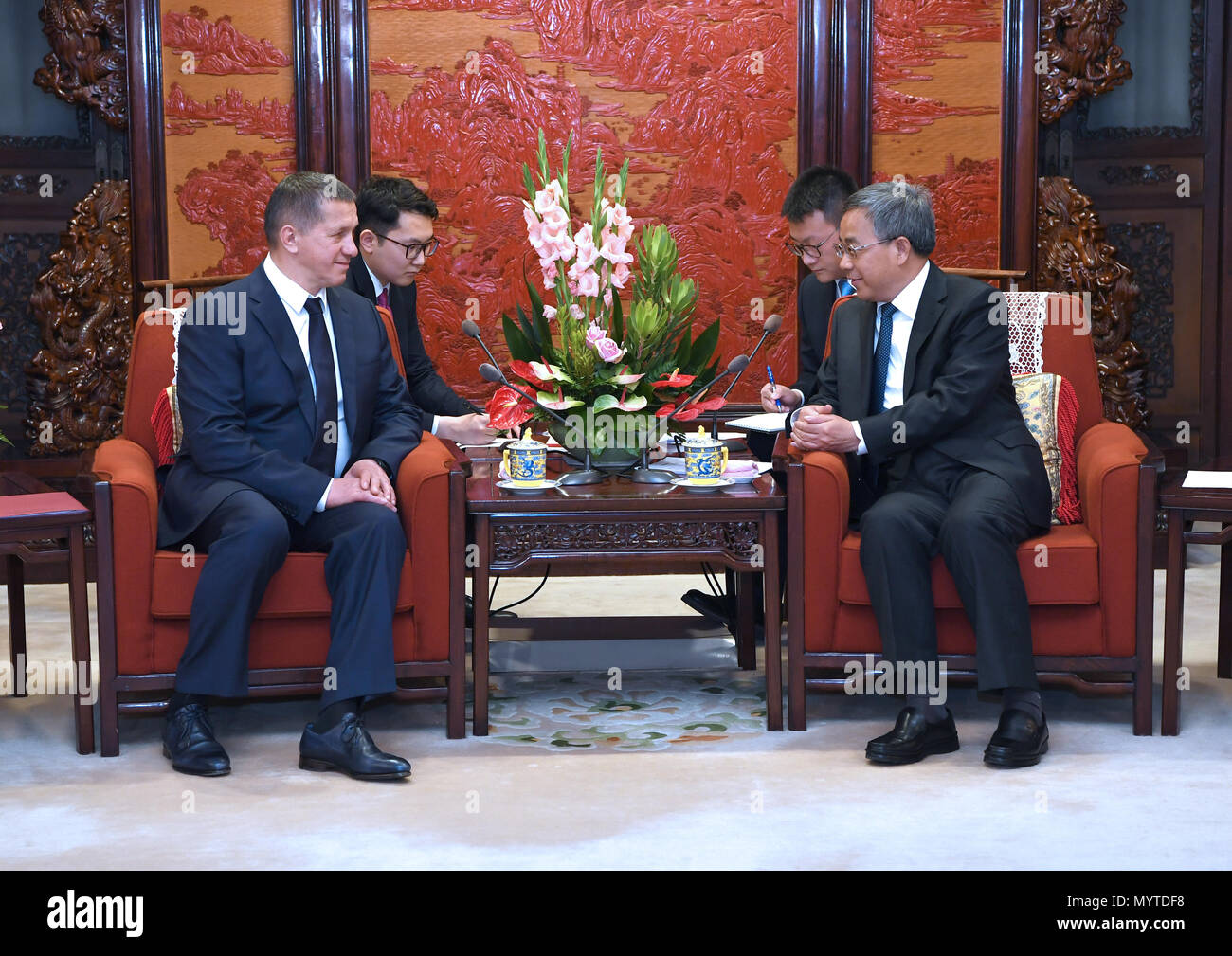 Beijing, Chine. 8 juin, 2018. Le vice-Premier ministre chinois Hu Chunhua rencontre le vice-premier ministre russe Youri Troutnev, envoyé du président également à la Russie extrême-orientale du District fédéral, à Beijing, capitale de Chine, le 8 juin 2018. Credit : Rao Aimin/Xinhua/Alamy Live News Banque D'Images