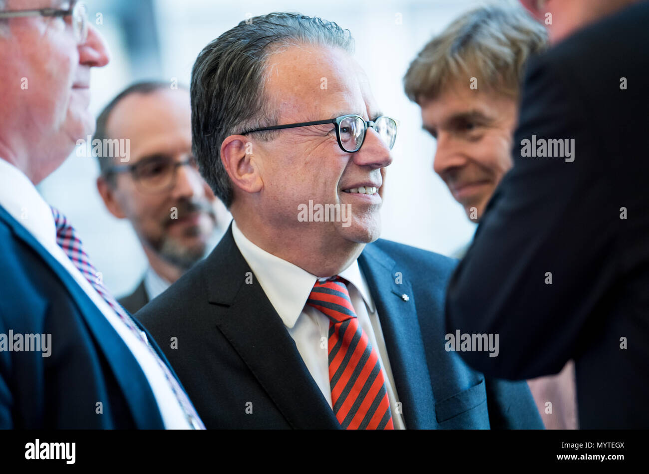 08 juin 2018, Allemagne, Berlin : Frank-Juergen Weise, ancien président de l'Office fédéral des migrations et des réfugiés (BAMF), arrivant à la session extraordinaire de l'intérieur Commission de l'affaire de l'Office fédéral des migrations et des réfugiés (Bamf, affaire) au Bundestag (parlement fédéral). L'affaire tourne autour de l'office sur le terrain du BAMF à Brême. BAMF employés sont pensés pour avoir accordé l'asile à au moins 1200 personnes sans base juridique suffisante, entre 2013 et 2016. Photo : Bernd von Jutrczenka/dpa Banque D'Images