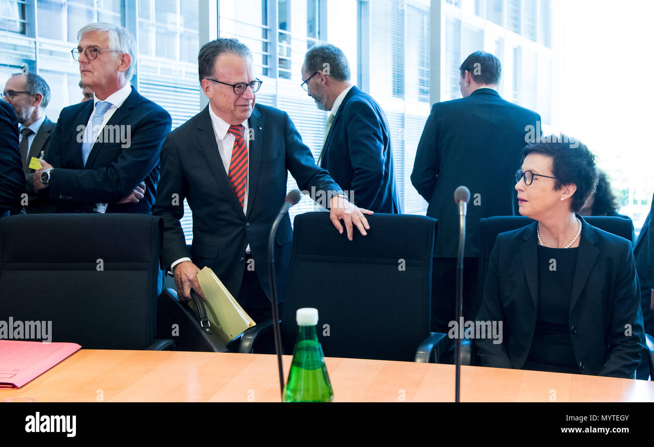 08 juin 2018, Allemagne, Berlin : Jutta Cordt (R), président de l'Office fédéral des migrations et des réfugiés (BAMF), ainsi que ses prédécesseurs Frank-Juergen Weise (C) et Manfred Schmidt (L) arrivant à la session extraordinaire de l'intérieur Commission de l'affaire de l'Office fédéral des migrations et des réfugiés (Bamf, affaire) au Bundestag (parlement fédéral). L'affaire tourne autour de l'office sur le terrain du BAMF à Brême. BAMF employés sont pensés pour avoir accordé l'asile à au moins 1200 personnes sans base juridique suffisante, entre 2013 et 2016. Photo : Bernd von Jutrczenka/dpa Banque D'Images