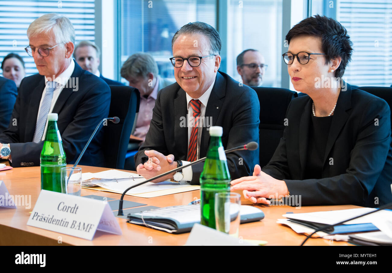 08 juin 2018, Allemagne, Berlin : Jutta Cordt (R), président de l'Office fédéral des migrations et des réfugiés (BAMF), ainsi que ses prédécesseurs Frank-Juergen Weise (C) et Manfred Schmidt (L) séance au cours de la session extraordinaire de l'intérieur Commission de l'affaire de l'Office fédéral des migrations et des réfugiés (Bamf, affaire) au Bundestag (parlement fédéral). L'affaire tourne autour de l'office sur le terrain du BAMF à Brême. BAMF employés sont pensés pour avoir accordé l'asile à au moins 1200 personnes sans base juridique suffisante, entre 2013 et 2016. Photo : Bernd von Jutrczenka/dpa Banque D'Images