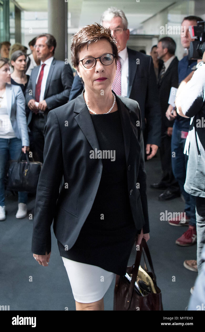 08 juin 2018, Allemagne, Berlin : Jutta Cordt, président de l'Office fédéral des migrations et des réfugiés (BAMF), arrivant à la session extraordinaire de l'intérieur Commission de l'affaire de l'Office fédéral des migrations et des réfugiés (Bamf, affaire) au Bundestag (parlement fédéral). L'affaire tourne autour de l'office sur le terrain du BAMF à Brême. BAMF employés sont pensés pour avoir accordé l'asile à au moins 1200 personnes sans base juridique suffisante, entre 2013 et 2016. Photo : Bernd von Jutrczenka/dpa Banque D'Images