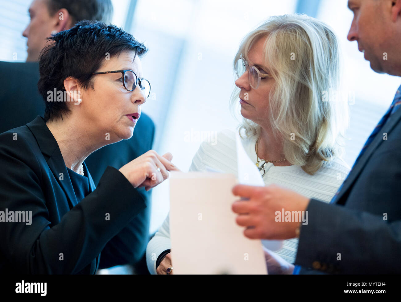 08 juin 2018, Allemagne, Berlin : Jutta Cordt (de gauche à droite), président de l'Office fédéral des migrations et des réfugiés (BAMF), Andrea Lindholz (CSU), présidente de la Commission de l'intérieur, et Stephan Mayer (CSU), secrétaire d'Etat parlementaire au Ministère fédéral de l'Intérieur, de la construction et de l'accueil, le fait de parler de l'avant de la session extraordinaire de l'intérieur Commission de l'affaire de l'Office fédéral des migrations et des réfugiés (Bamf, affaire) au Bundestag (parlement fédéral). L'affaire tourne autour de l'office sur le terrain du BAMF à Brême. BAMF employés ont obtenu une Banque D'Images