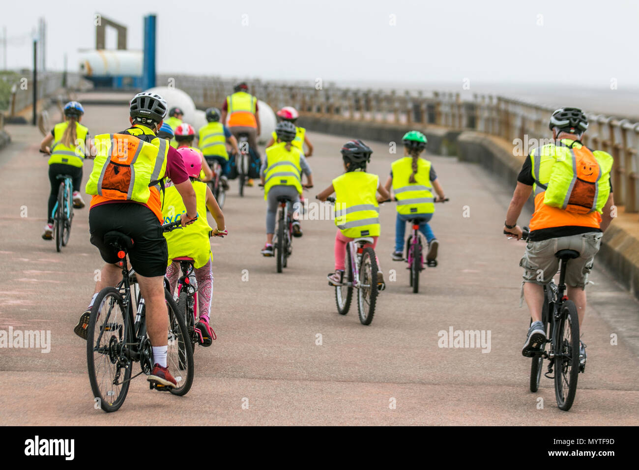 Sky Ride promenades guidées et cours de formation à vélo à Blackpool, Royaume-Uni. Ces groupes d'enfants portant des vêtements réfléchissants enfants enseignants, souvent au nombre d'environ 20, sortent à cheval avec un British Cycling Ride leader, un coureur entièrement formé et expérimenté menant les enfants sur un itinéraire spécialement sélectionné, souvent hors route, renforçant la confiance et le plaisir sur le vélo. Banque D'Images