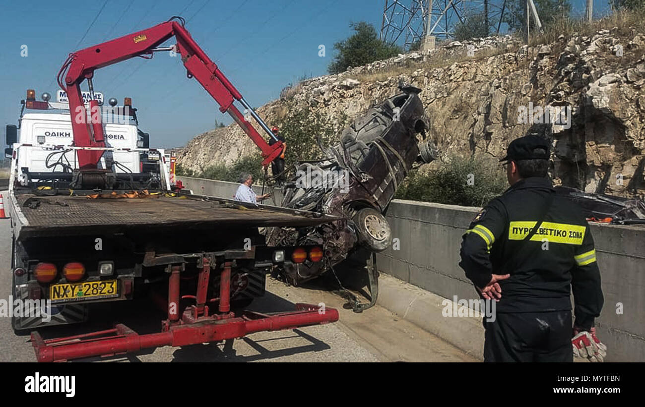 Kavala, Grèce. 8 juin, 2018. Une dépanneuse tente de soulever une voiture qui s'est écrasé dans l'autoroute Egnatia, près de Kavala, au nord de la Grèce, 8 juin 2018. Un accident de la route le vendredi tué six migrants, y compris trois enfants, et 10 blessés dans le nord de la Grèce, selon l'agence de presse nationale AMNA. Credit : Laskaris Tsoutsias) (zjl/Xinhua/Alamy Live News Banque D'Images