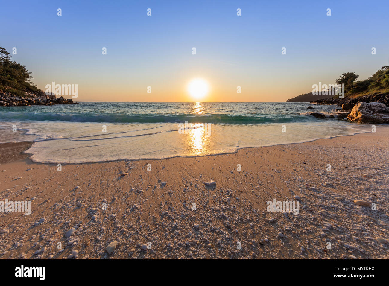 Lever De Soleil A La Plage De Marbre Saliara Beach L Ile De Thassos En Grece La Plus Belle Plage De Sable Blanc En Grece Photo Stock Alamy