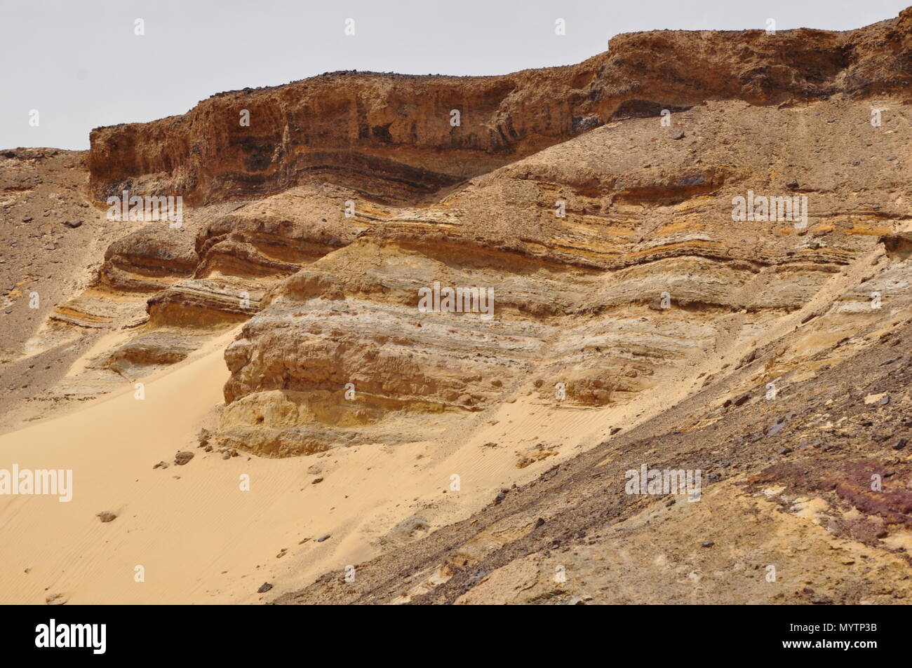 Les roches stratifiées à l'entrée de l'oasis de Bahariya, désert de l'ouest de la dépression, de l'Égypte. Banque D'Images
